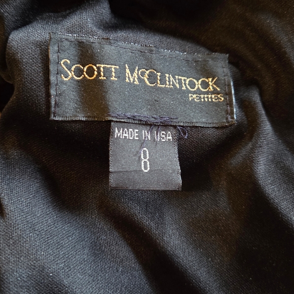 Elegant Black Sleeveless Gown - Picture 7 of 8